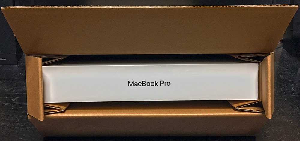 届いた段ボールを開いてMacBook Pro2016のパッケージが現れた状態