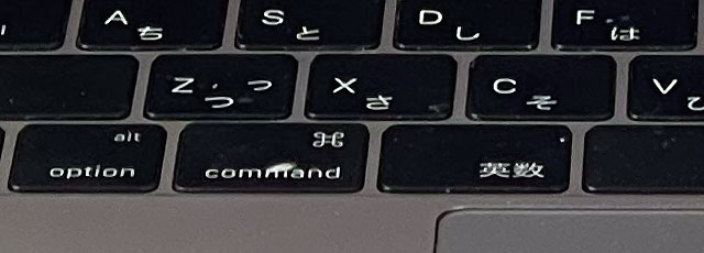 二文字目の「m」の上からバックライトの光が漏れるMacBook Pro 2016の⌘キーのキートップ（2022年1月23日撮影）