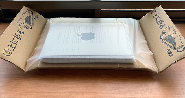 外箱から取り出した緩衝材梱包されたAppleCare ServiceのレポートとMacBook Pro 2016（2022年1月26日撮影）