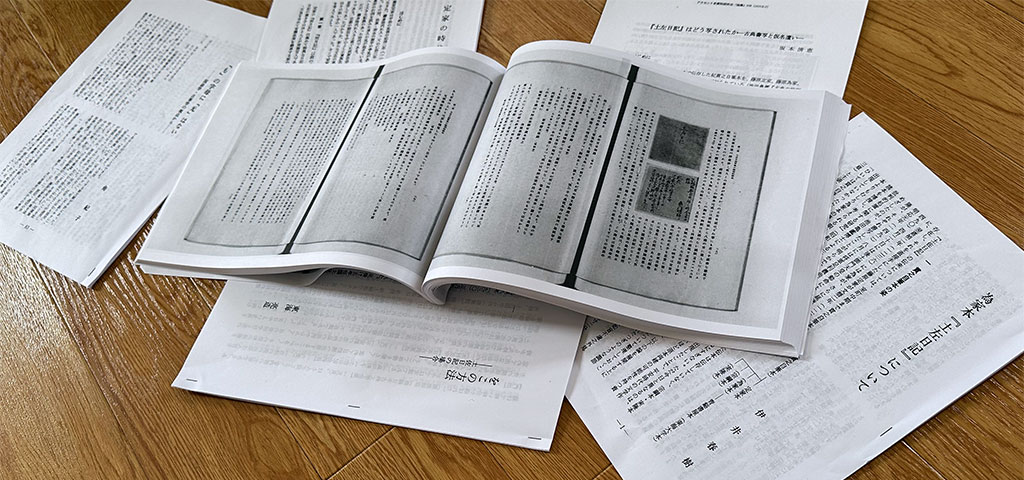 プリントアウトした『土左日記』関連論文(2025年6月20日撮影)