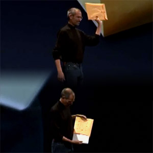 2008年1月15日サンフランシスコモスコーニセンターウェストホールMacworld Conference&Expo基調講演でSteve Jobs氏が紹介するMacBook Air